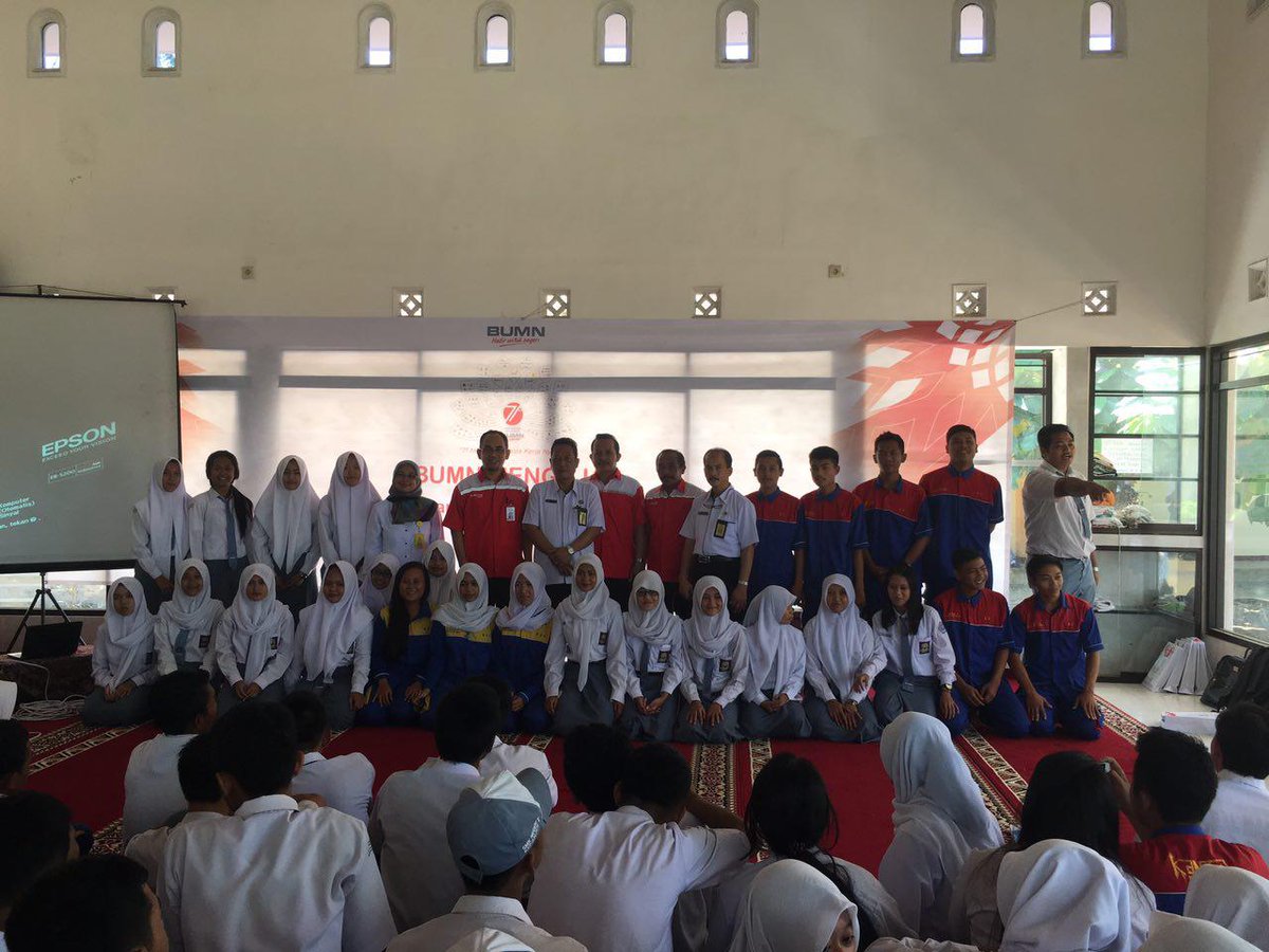 onepus62's tweet photo. @parwi66 @_funtastic5_ #TelkomFuntastic5 #MLTREG5 #BUMNMengajar Telkom bersama civitas akademika SMKN 1 Kepanjen https://t.co/mnPI6s7neD