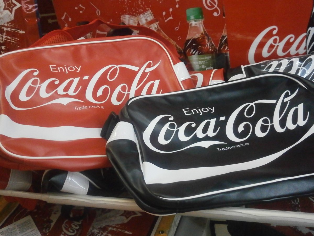 タイトーステーション戸塚西口店 プライズ コカ コーラのbigショルダーバッグが入荷いたしましたっ 赤と黒の全2色展開となっております 大きめなバッグなので重宝すること間違いなし お早めにどーぞ コカコーラ タイトー戸塚西口