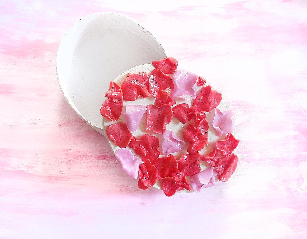 PastadiMaisCrea's tweet image. Small box red rose petals pink cold porcelain handmade jewelry… tuppu.net/a7acb4a3 #FarfallaDorata #RingStorage