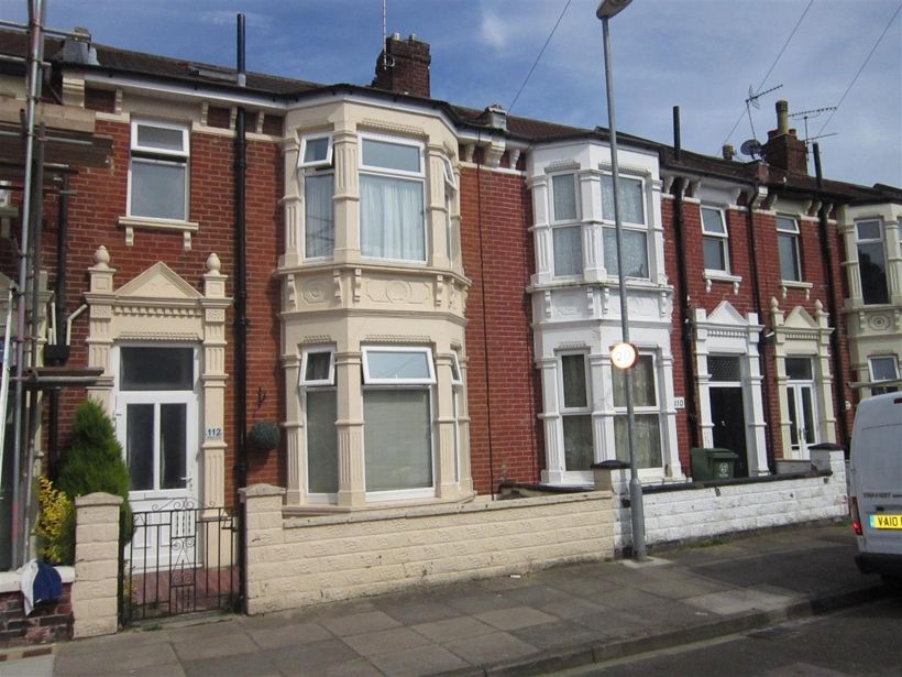 Large 4 Bedroom house available in North End. Give us a call! bit.ly/2ba2U46 @PropertyHants @LeadersSouth