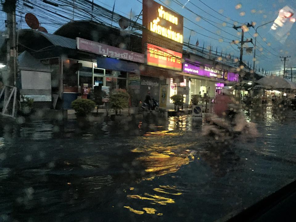 fm91trafficpro's tweet image. 19.19น. เปิดให้บริการ วันนี้ วันเดียว ! (ตลาดน้ำ) พูนทรัพย์ ถ.รังสิตปทุมธานี cr. Apinya Wiboonwitthayanun