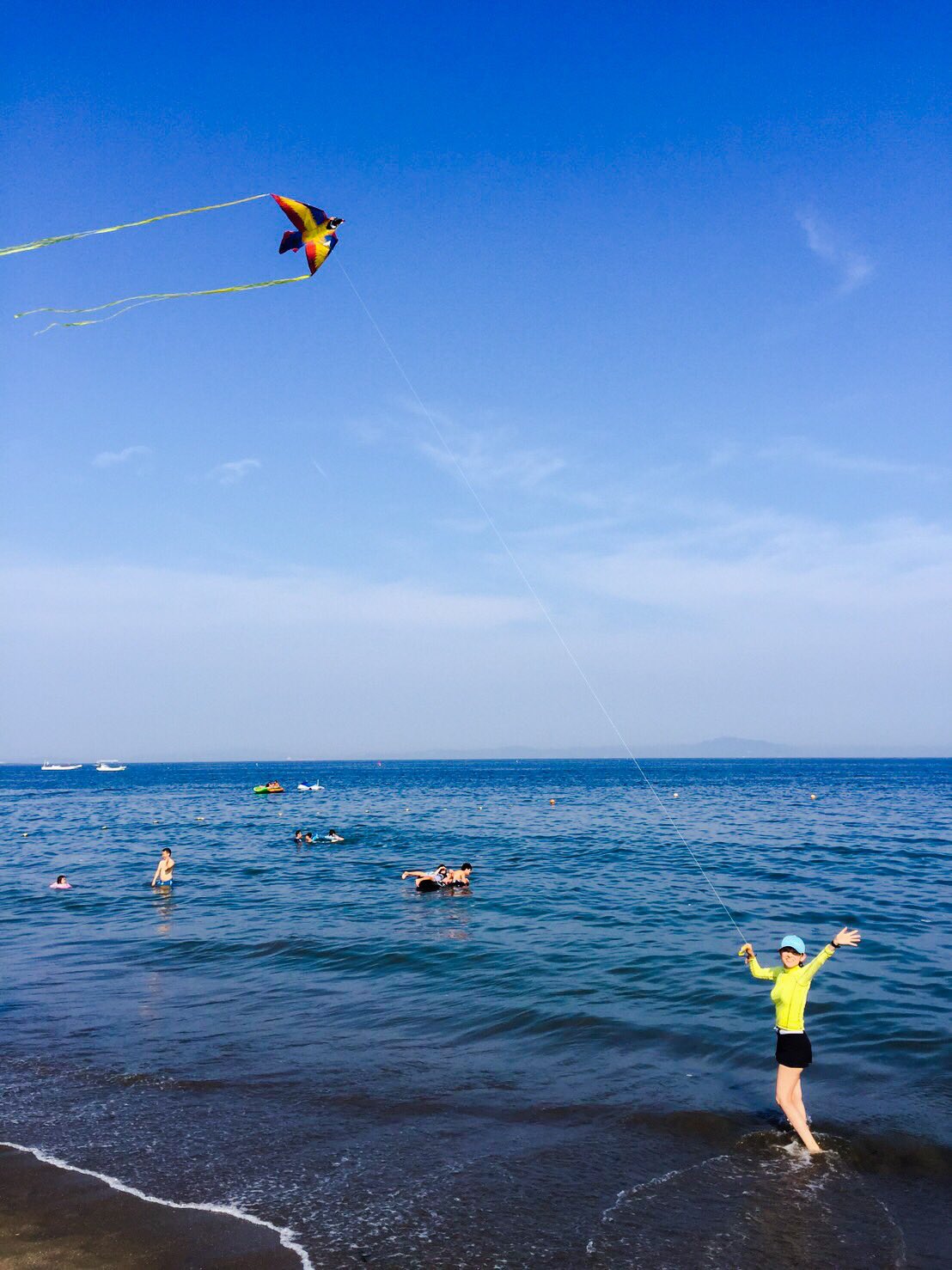 高橋美佳子 鳥のカイトあげたよ 三浦海岸 水着ですけど