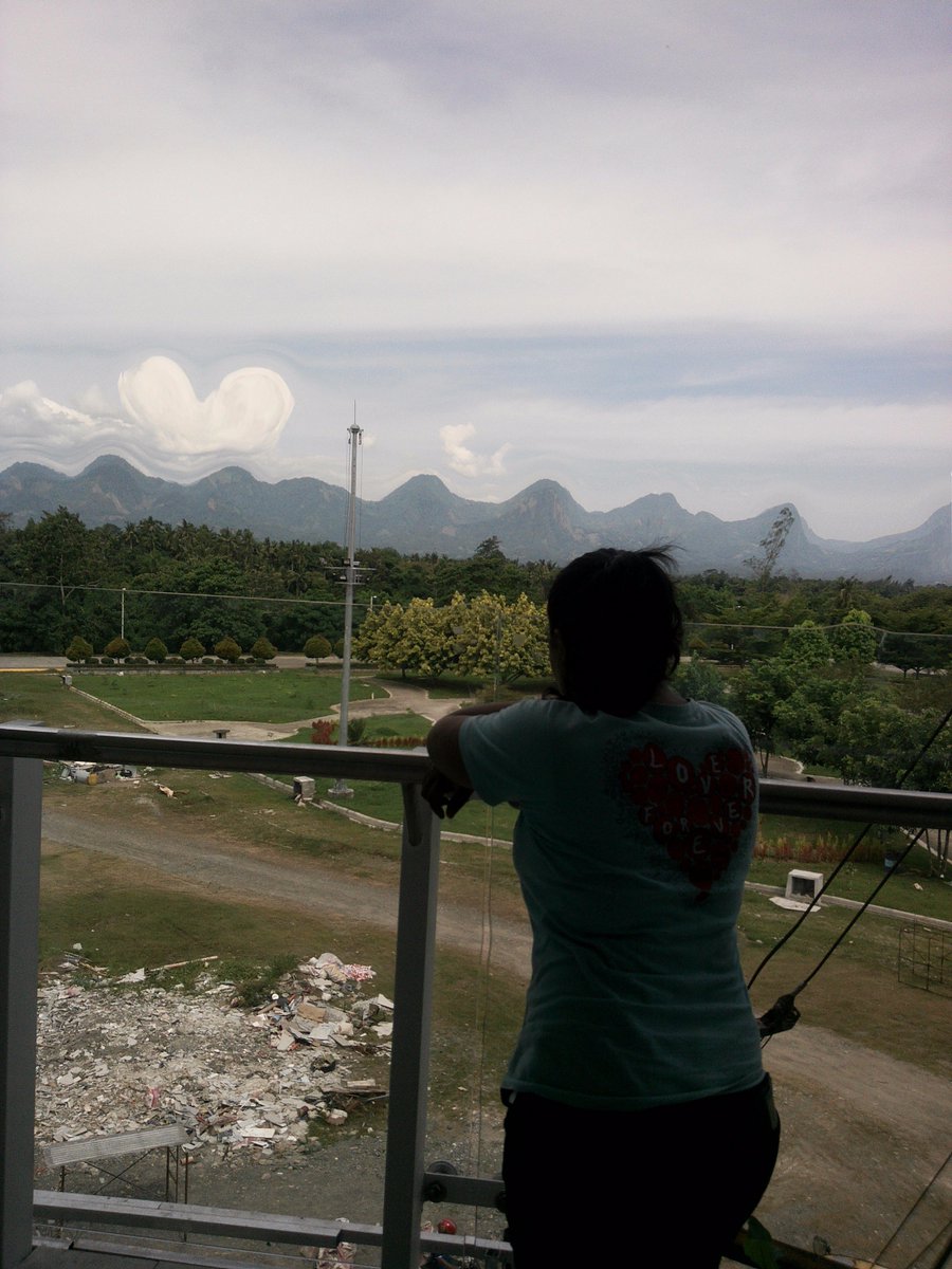 Mayeth199321's tweet photo. Akala ko ako lang ang INLOVE
Pati din naman pala si SKY :)
#BlueSky
#HEARTForm https://t.co/hphu5U9Web