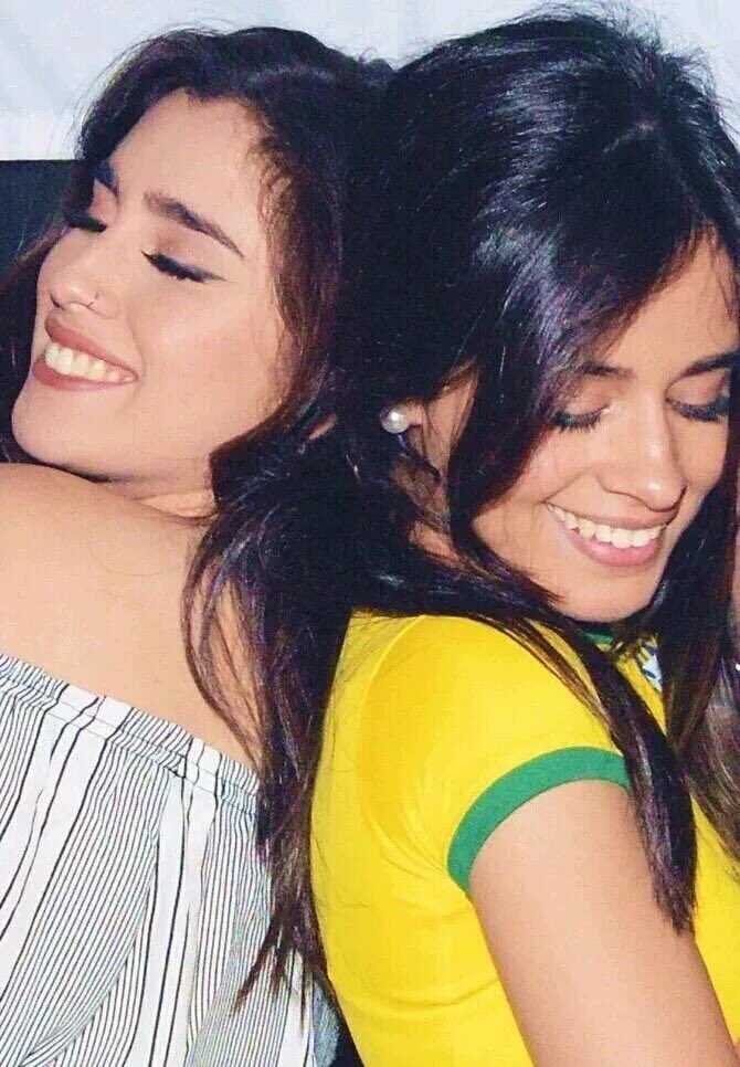 idkgringa's tweet photo. Vcs que inventaram a amizade colorida, eu só comento.

#MTVHottest Fifth Harmony https://t.co/WbKXxIu7f1