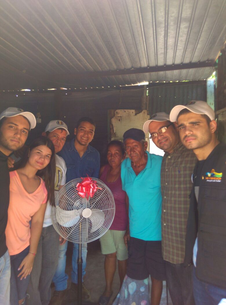 FVenezuelaCC's tweet photo. Nuestro líder @alejoparrato Entrega Ayudas Sociales a través del #ProgramaManoSolidaria en San Francisco. https://t.co/cFkQWH86NS