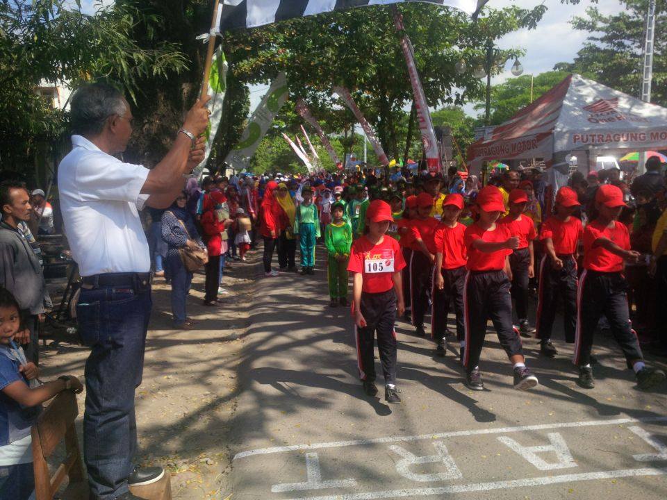 11/8/16 Lomba Gerak Jalan tk. SD/SMP se-Kecamatan Cepu, agenda Peringatan HUT RI selanjutnya. Semangat dan meriah!