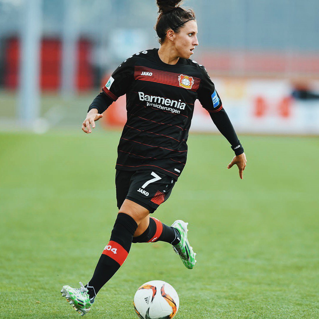 bayer04_es's tweet photo. #Bayer04femenil ganó en partido de preparación contra @fckoeln por marcador de 3-2.⚫️💪🔴
Goles: #Widak (2) y #Wich. https://t.co/WlSmS18ooA