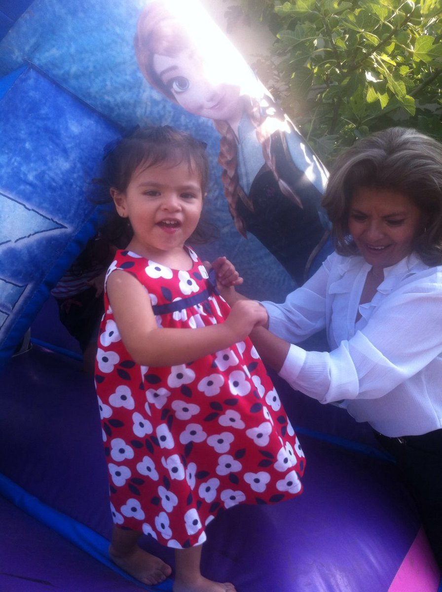 aleycegui's tweet image. Con su abu