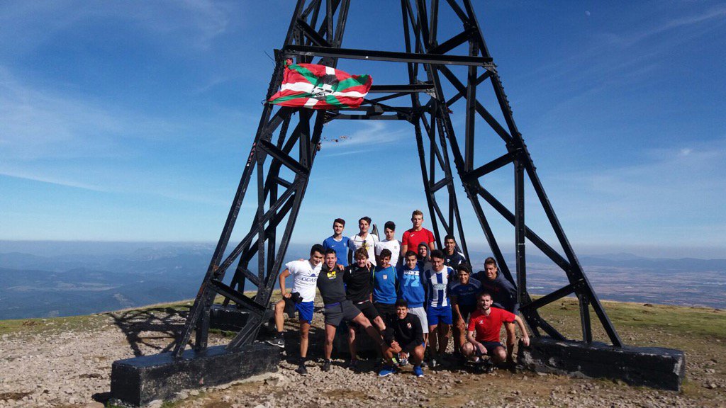 CulturalDurango's tweet photo. Componentes del Juv. A suben a la cruz de Gorbea cumpliendo así la tradición del nuevo mister Joseba Pérez. https://t.co/aTz07fuQ5R