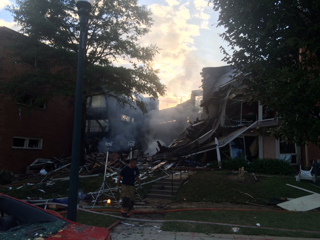 mcfrsPIO's tweet photo. How to help those displaced at Flower Branch Apt fire: https://t.co/8zrQhjlkUZ 30+ injured, about 100 dosplaced https://t.co/loGSog3PhK