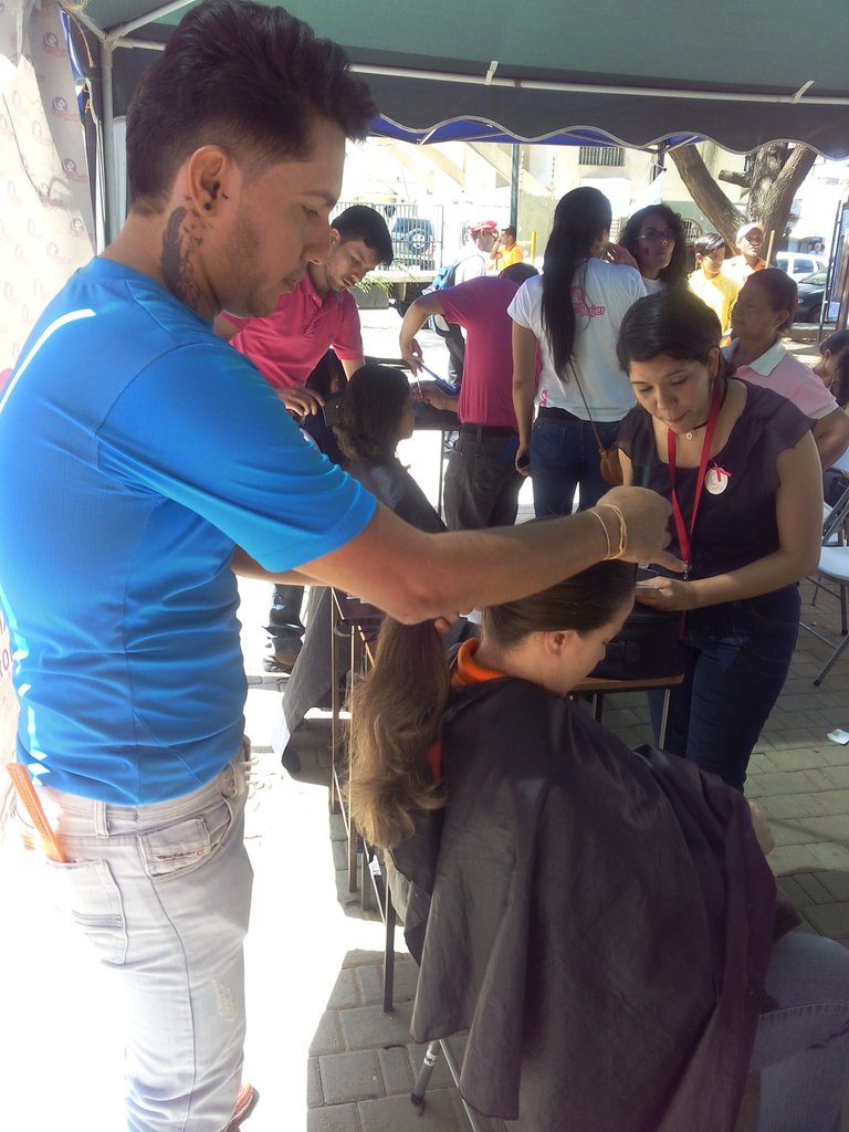 prmiguelleon's tweet photo. En Coro hasta el momento van 45 Personas que han donado Sangre y 104 Donantes de Cabello #CercaDeTi2016 https://t.co/kwMRWX2gwX