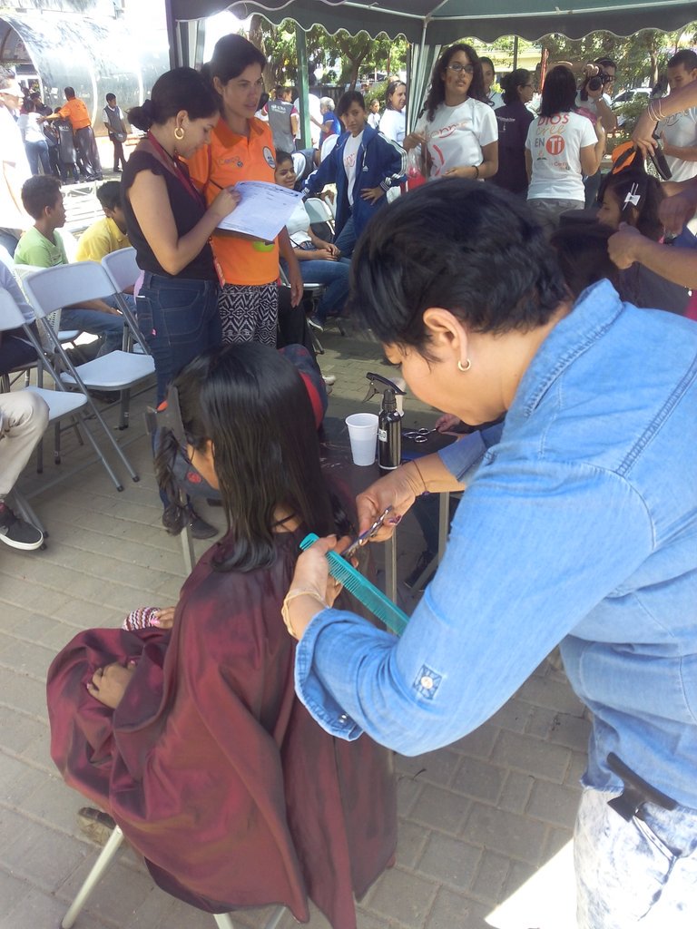 prmiguelleon's tweet photo. En Coro hasta el momento van 45 Personas que han donado Sangre y 104 Donantes de Cabello #CercaDeTi2016 https://t.co/kwMRWX2gwX