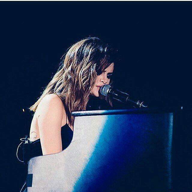 DRSelenators's tweet photo. Ven a cantarnos 😭😭 #RevivalTourRD https://t.co/91jaPbBZJh