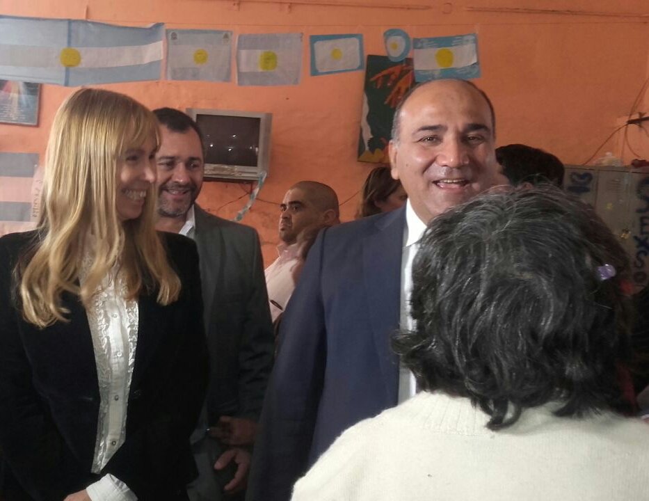 SandraMTirado's tweet photo. Gob Manzur y Minist Yedlin visitaron a los adultos mayores q concurren al Club d Dia del predio del Min d Desarrollo https://t.co/mz6dPznKp0