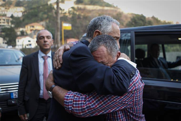 brunopt99's tweet photo. O Marcelo a confortar um homem que ficou sem a sua casa na Madeira. 👏
Sou o único a adorá-lo? 
#HelpForPortugal https://t.co/LylxCeV0Tk