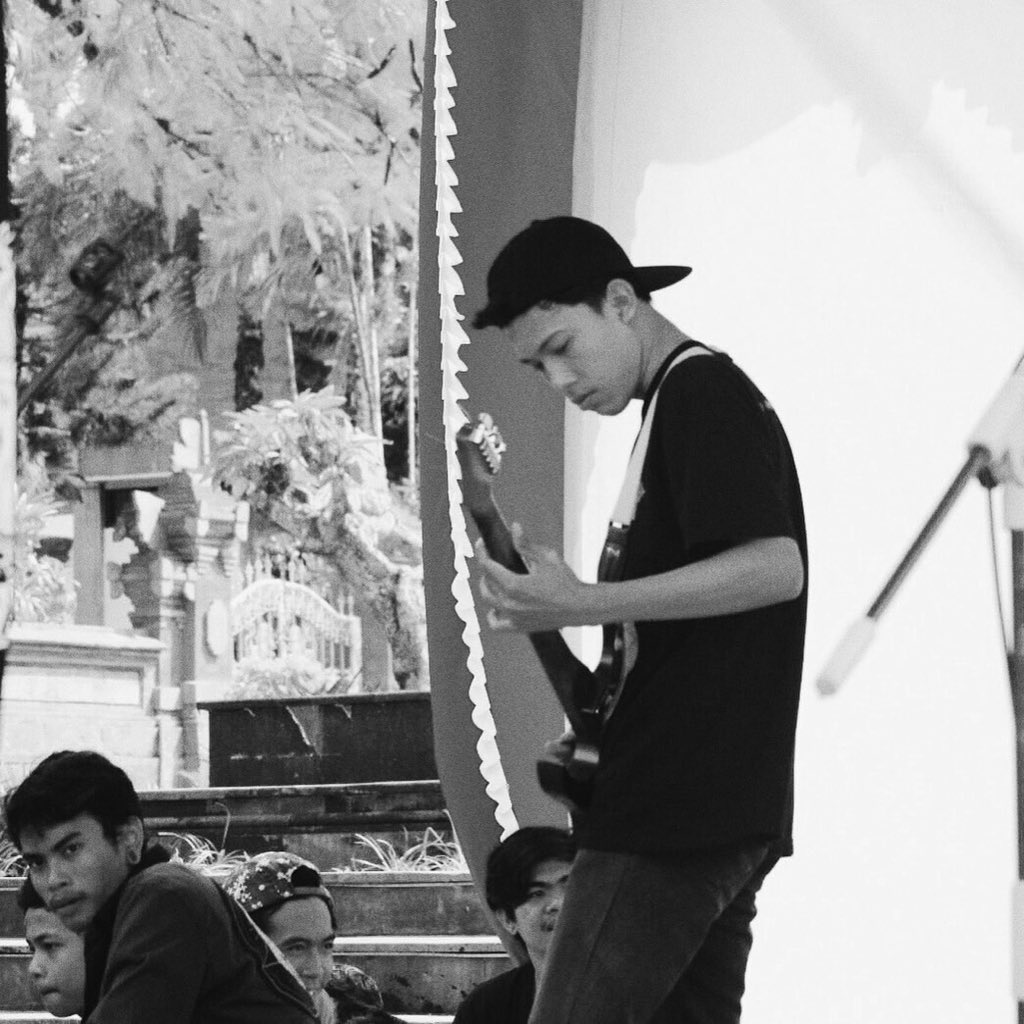 Kemarin dibantu guitaris dari @roots_rstnc
<a href="/g/">Senator Greg Leding</a>.dalem Terimakasih brother
#HOMETOWNGIGS