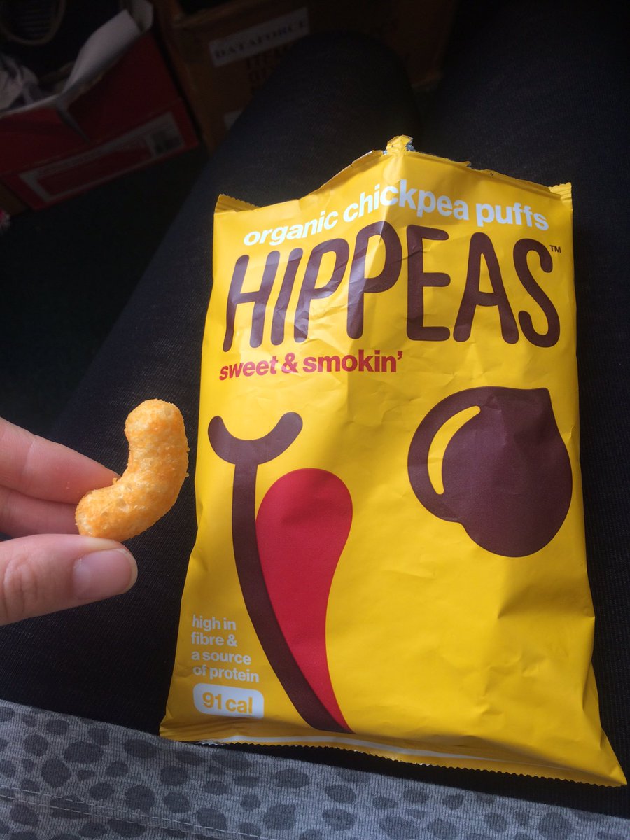 Chrissiesgreedy's tweet photo. #snackattack! Loving these #vegan @hippeas_snacks. #chickpeapower 🌱👍🏽😋 https://t.co/wOvwqykIo3