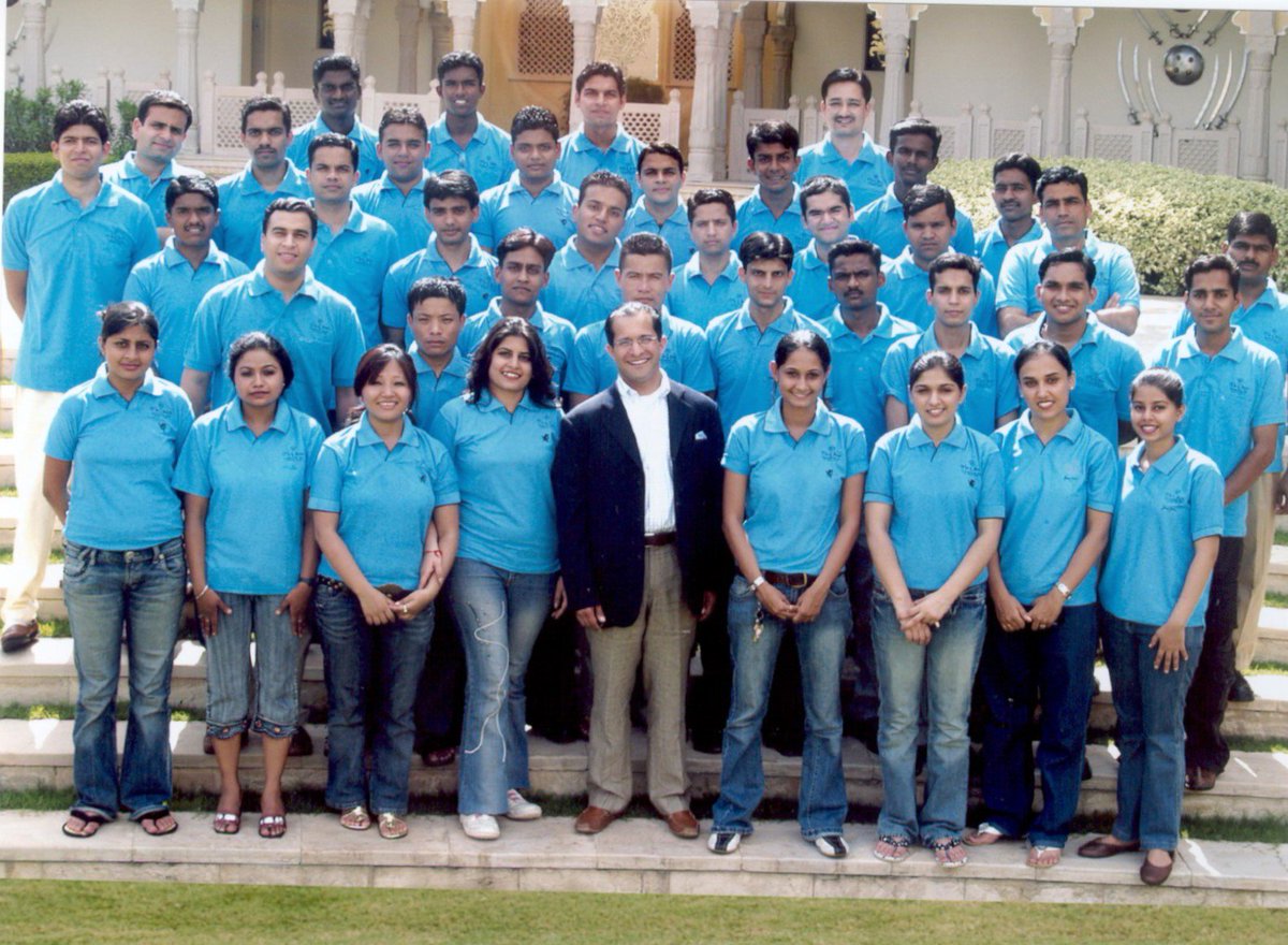 itissanthosh's tweet photo. MD &amp; CEO with the team..#OberoiBestInTheWorld @OberoiGroup https://t.co/BCVGoAK5QO