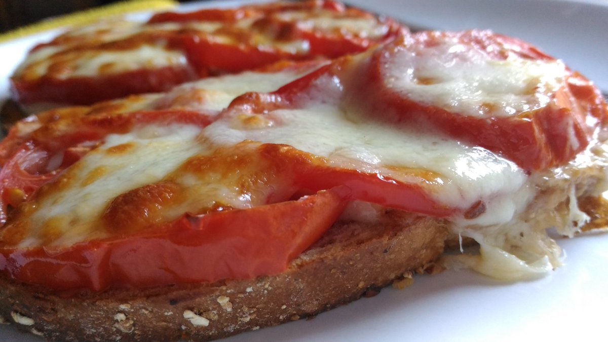 NutriciaGarrido's tweet photo. Hoy comemos gazpacho, pan integral con tomate y,queso...¡y al horno! https://t.co/gnWPiMdnWY