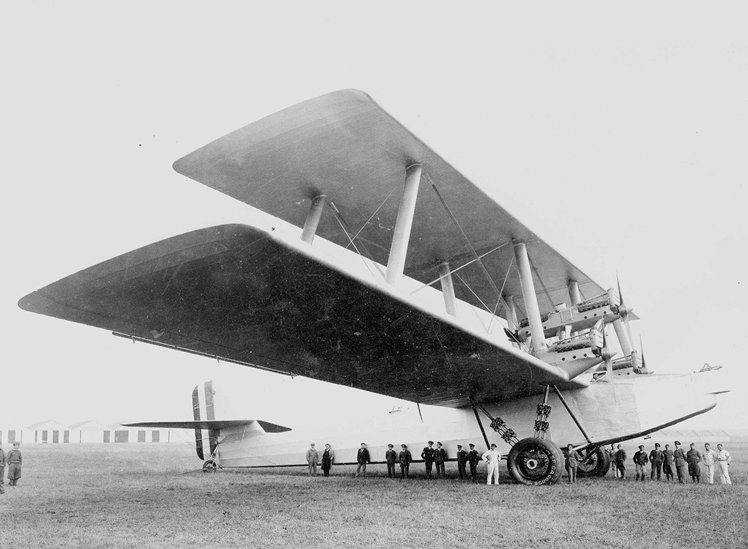 IAF1923_bot's tweet photo. 【カプロニ Ca.90】1929年初飛行の試作重爆撃機。1000馬力のエンジンを6基装備し、最大8tの爆弾を搭載できる当時世界最大の陸上機だった。複数の飛行記録も記録したが機体構造は旧式で量産はされず、実験部隊で運用された。https://t.co/MvEmUOWW3r