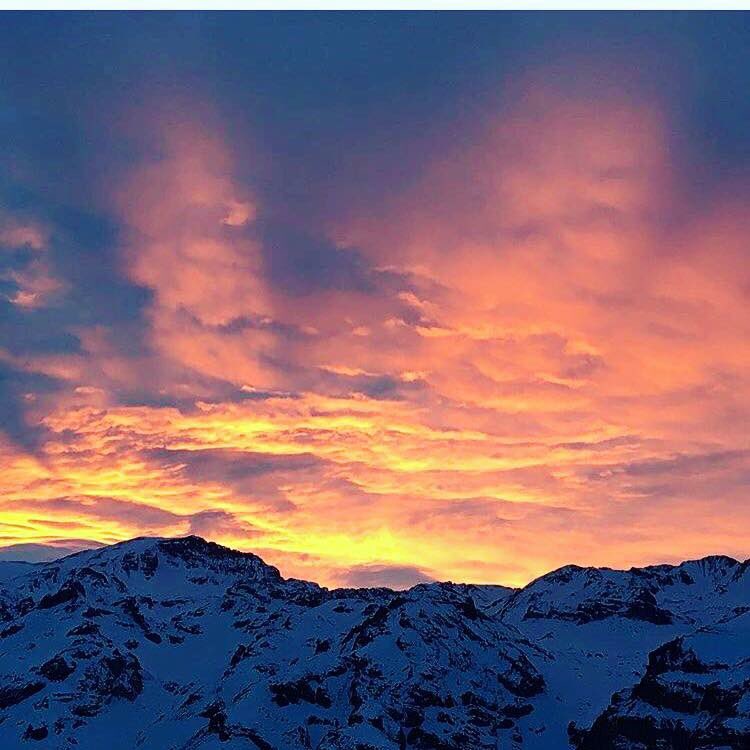 Valle_Nevado's tweet photo. Después de un #sunset precioso un amanecer espectacular ! Hoy 2x1 con @entel !! #ViveValle https://t.co/Pna9FbOYyN