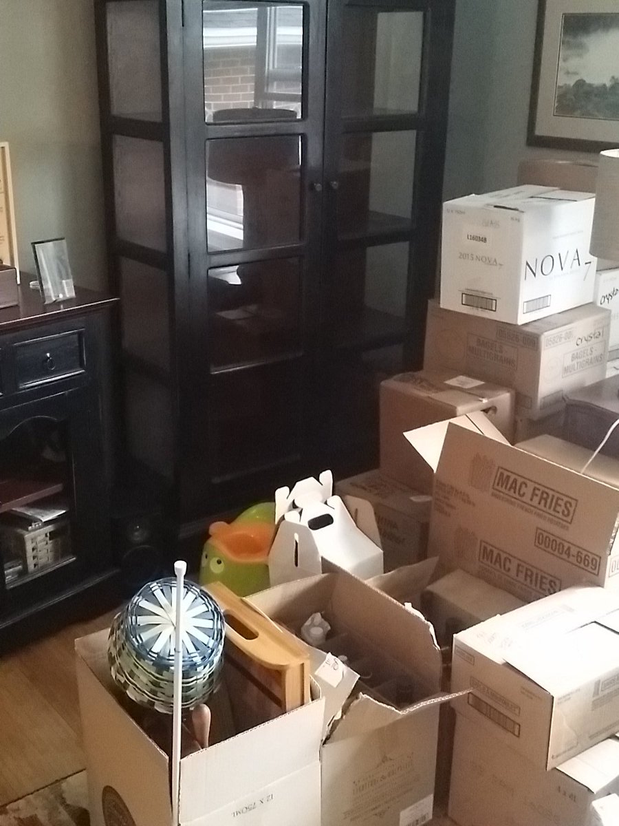 lisaolie's tweet image. Getting the packing done! This move is sponsored by #Nova7 and @McDonalds fries. #goodboxes