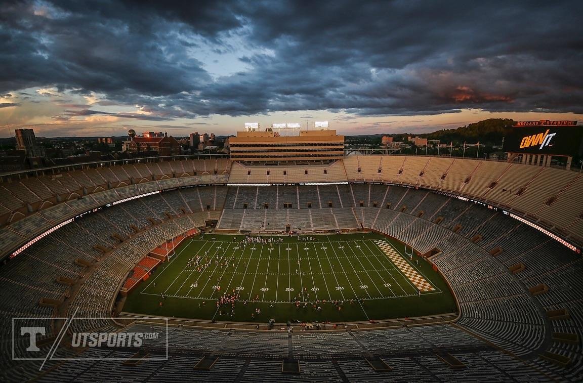 Vol_Football's tweet photo. There's no better place to play in the country 🍊🍊🍊🏈 #NeylandStadium Be #EL17E https://t.co/EOxMcbjJiC