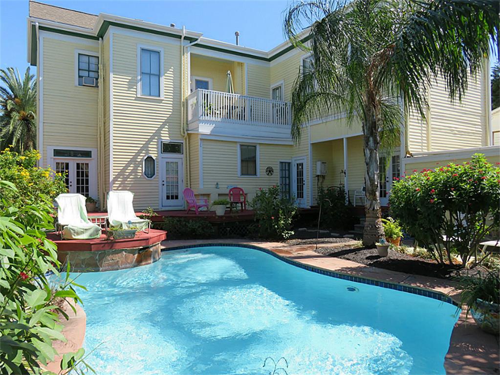 TalkToTomHouse's tweet image. 3602 Ave P is an incredible #historichome with all the #architectural elements, but look at that #POOL! Gorgeous!