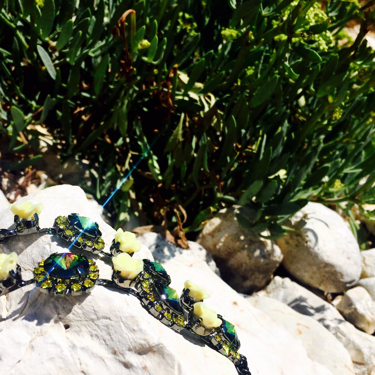 Albachiara_g's tweet photo. Treasures by the sea 🌾💛 #footchain #blackandyellow #swarovski #elements #roses #conçuparalbachiaraguindani https://t.co/jw4H5qAMdf