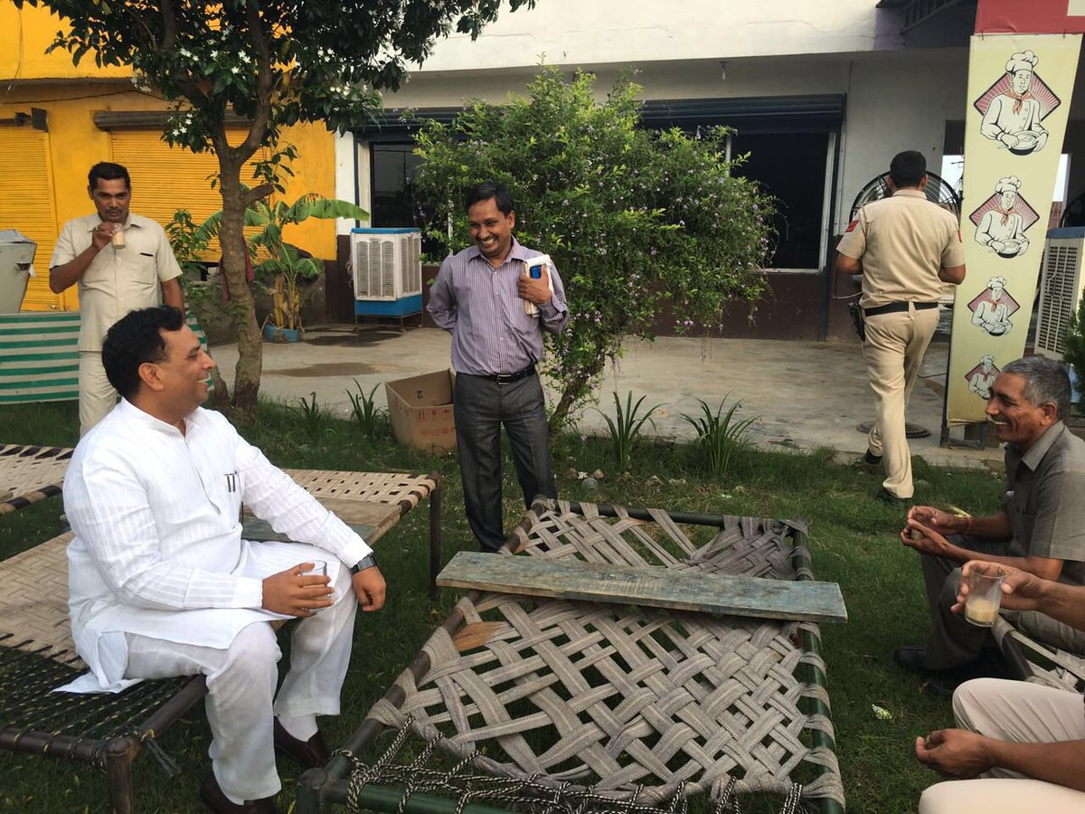 CaptAbhimanyu's tweet photo. हिसार से चंडीगढ़ आते हुए सड़क किनारे पंजाब के एक ढाबे पर अपने सहयोगियों के साथ चाय की चुस्कियॉं और फुर्सत के कुछ पल. https://t.co/ncn7iJEtEM