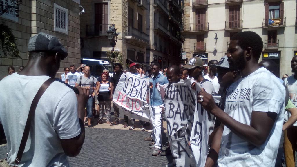 canalla_vicky's tweet photo. Acaba la mani Mantera lectura del comunicado de @sindicatomanter frente a Generalitat #LibertadSidil #LibertadIssa https://t.co/UIjmgrGaEV