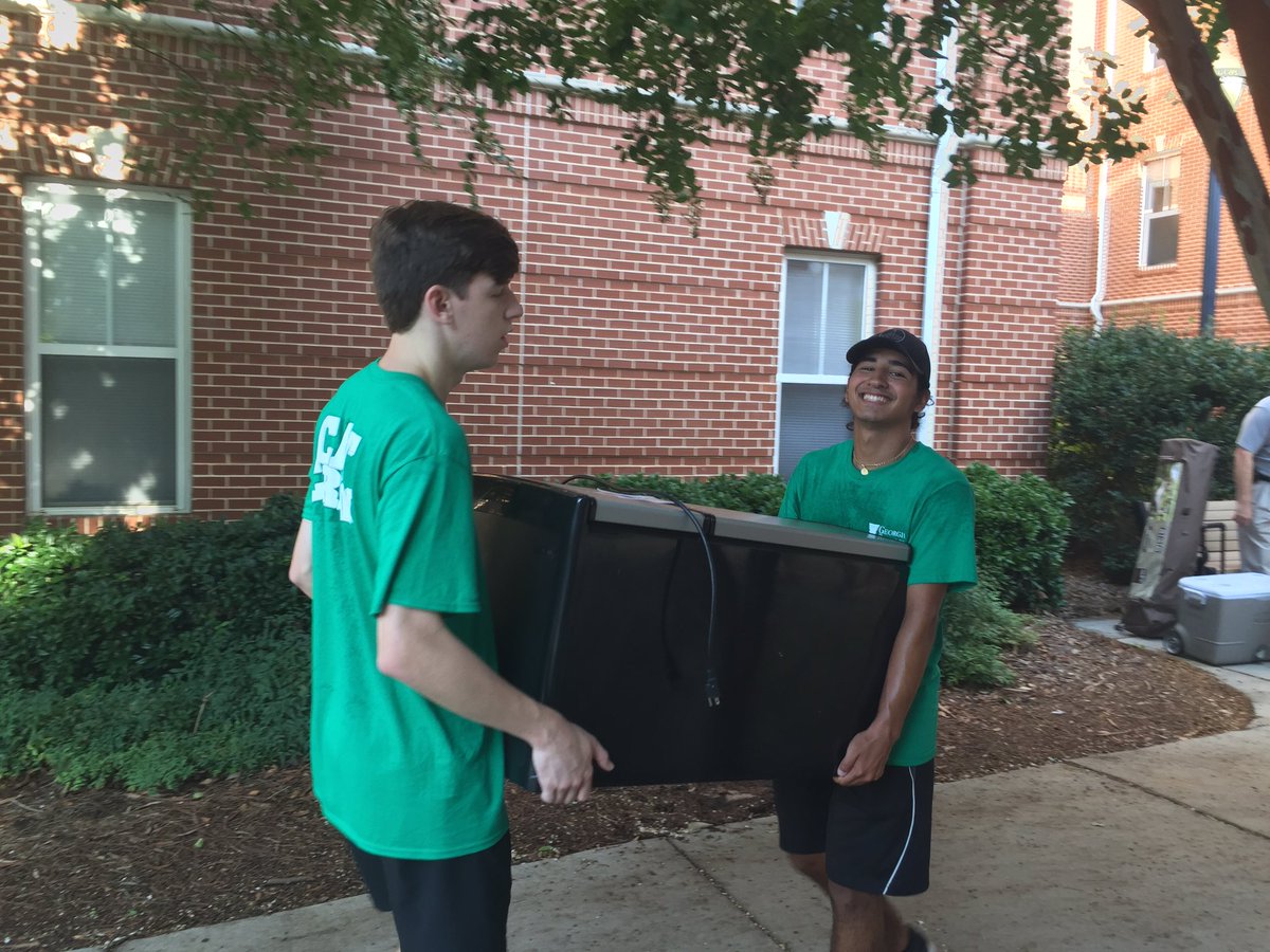 GeorgiaCollege's tweet photo. It's a beautiful morning in Milledgeville! Cat Crew is working hard! #GCMoveIn2016 https://t.co/keRtXM7tiT
