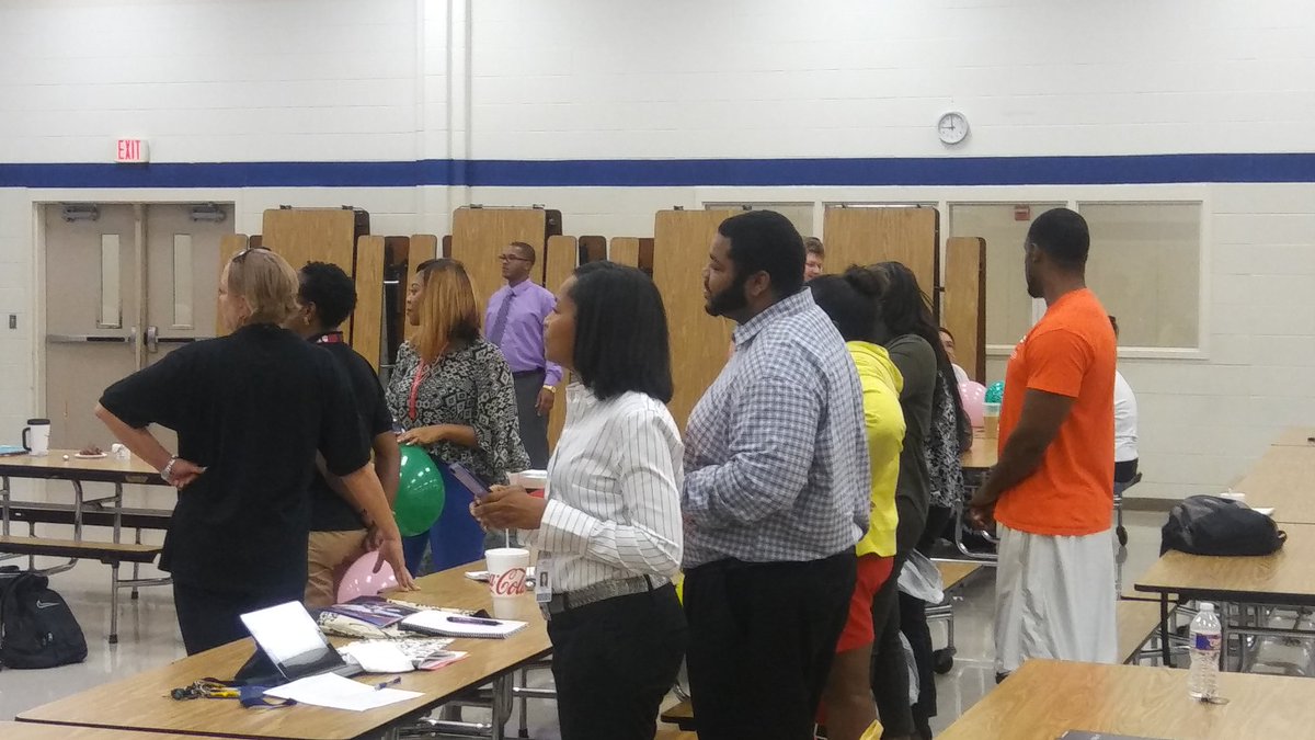 Mr_Gadget007's tweet photo. Team building 16-17. #HASD16 @HoustonSTARS @HAstarprincipal @Pameolin @edutechgirl @CarlaGill310 https://t.co/migQvcdZJl