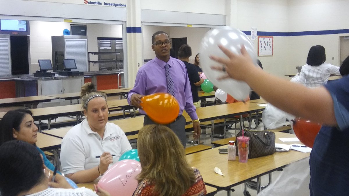 Mr_Gadget007's tweet photo. Team building 16-17. #HASD16 @HoustonSTARS @HAstarprincipal @Pameolin @edutechgirl @CarlaGill310 https://t.co/migQvcdZJl