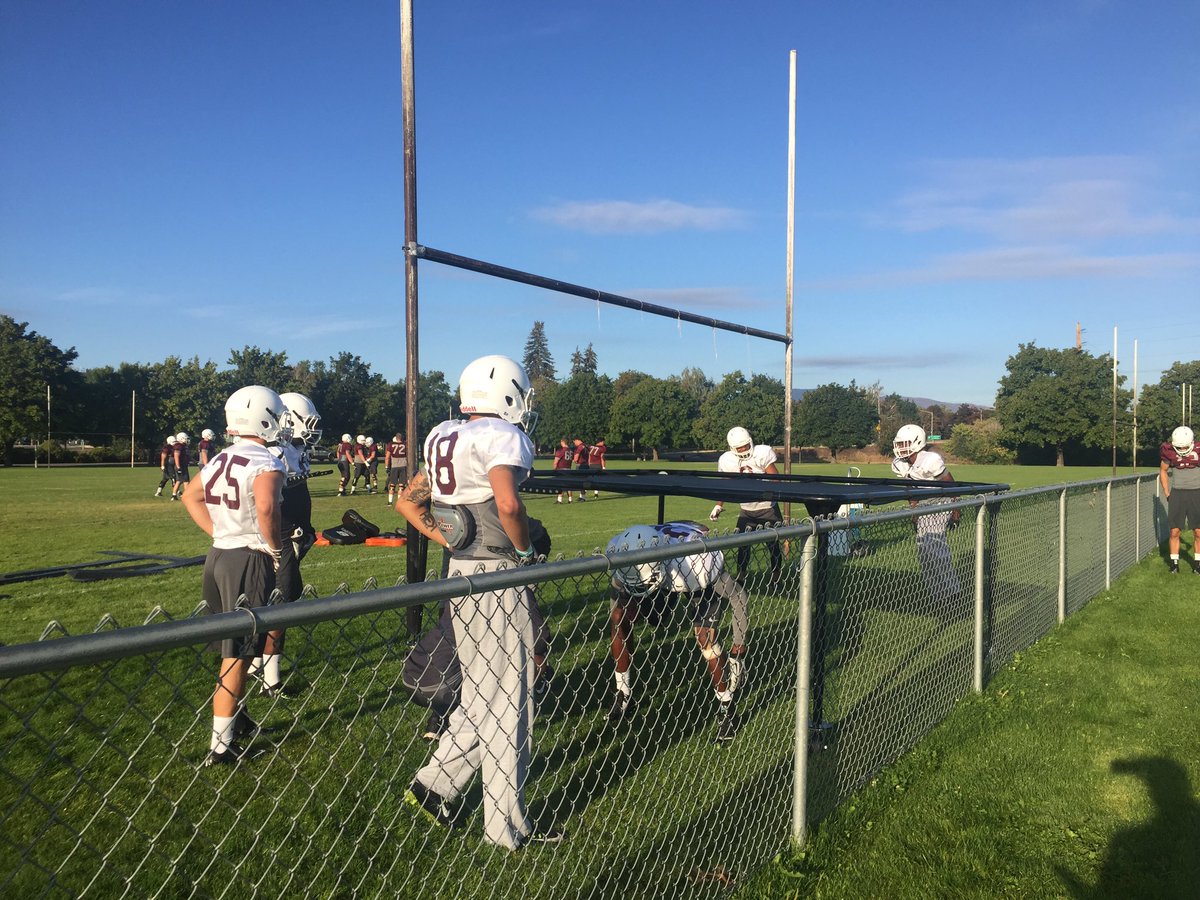 VoiceoftheGriz's tweet photo. DBs are getting in work bright and early. Perfect day for practice at Riverbowl Fields for @UMGRIZZLIES_FB #upwithMT https://t.co/fTx61OBqjF
