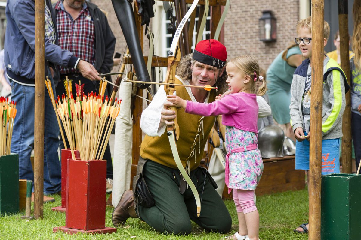 Kom zaterdag boogschieten op Slot Loevestein of ga met de Meyden van Loevestein mee terug naar de middeleeuwen!