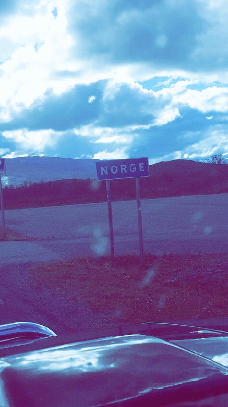 Godt å se Norge skiltet igjen etter nesten 100 mil i bil😜😅 Hva gjør man ikke for hestan😄