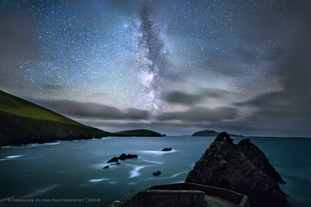 _CarolineFlynn's tweet photo. Dunquin Pier last night after midnight @AstronomyKerry @photos_astro @photos_astro @DiscoverIreland @gokerrylive https://t.co/Ih85cvRupT