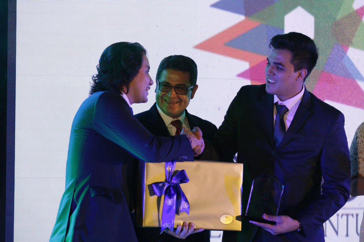 UNAHoficial's tweet photo. Melvin Cruz, estudiante Ing Eléctrica UNAH-VS, recibió el Premio a la Juventud - Ciencia y Conocimiento #OrgulloPUMA https://t.co/PwfWJnzSI1