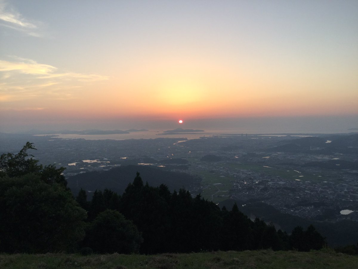 futian1's tweet photo. ずっと行きたかった米の山展望台にいってきました！日の入り5分前にぎりぎり到着。途中の山道は狭くてちょっと危険だったけど、福岡市全体が海まで見渡せて最高でしたよ〜。夜景もキレイでした🌃 https://t.co/7MPcWCVdhS