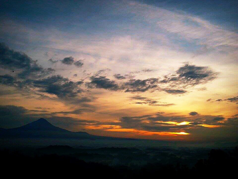 LiamB28's tweet photo. Beautiful sunrise overlooking #Borobudur with Mount Merbabu in the background! Retweet if you love a good #sunrise https://t.co/TyxxRj6ksY