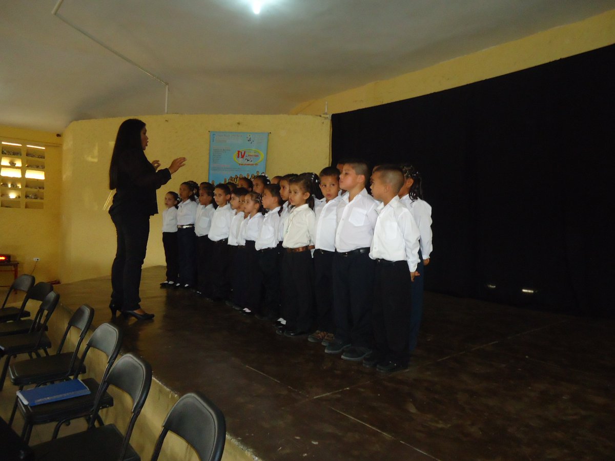Concierto fin de año del <a href="/NucleoSgrande/">orquesta sgrande</a> con el Coro pre-infantil <a href="/CrtrujilloCr/">crtrujillo</a> <a href="/elsistema/">El Sistema</a> <a href="/MendezLeo06/">Leonardo Méndez</a> <a href="/NucleoAnaco/">Nucleo Anaco</a>