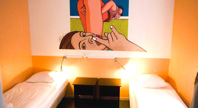 This hotel in Amsterdam Red Light District only cost 85 Euro ($94) &amp; has this picture in it booking.com/hotel/nl/st-ch…