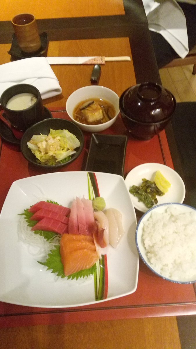 nuipea's tweet image. รถติด แวะพักหาข้าว หาปลา หากุ้งกินกันก่อนเถอะครับ แล้วเดินทางกันต่ออย่างปลอดภัยทุกท่าน..นะครับ