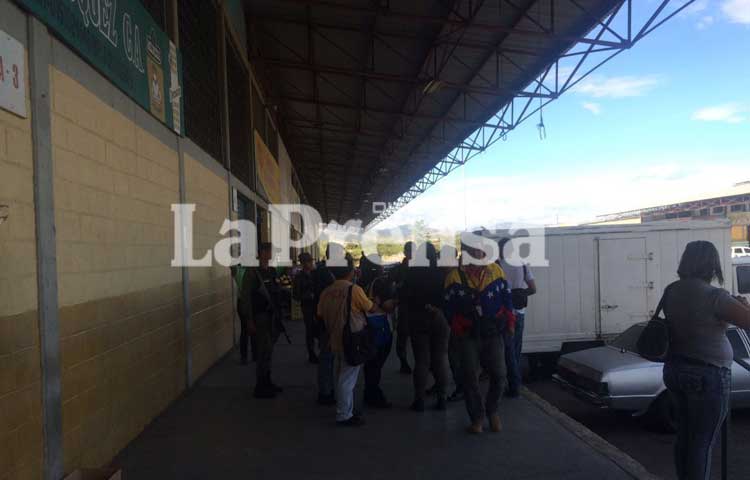 laprensalara's tweet photo. Fotos: Misión Abastecimiento interviene Mercabar
https://t.co/LNXHesZdjV https://t.co/nyEfTybYsP