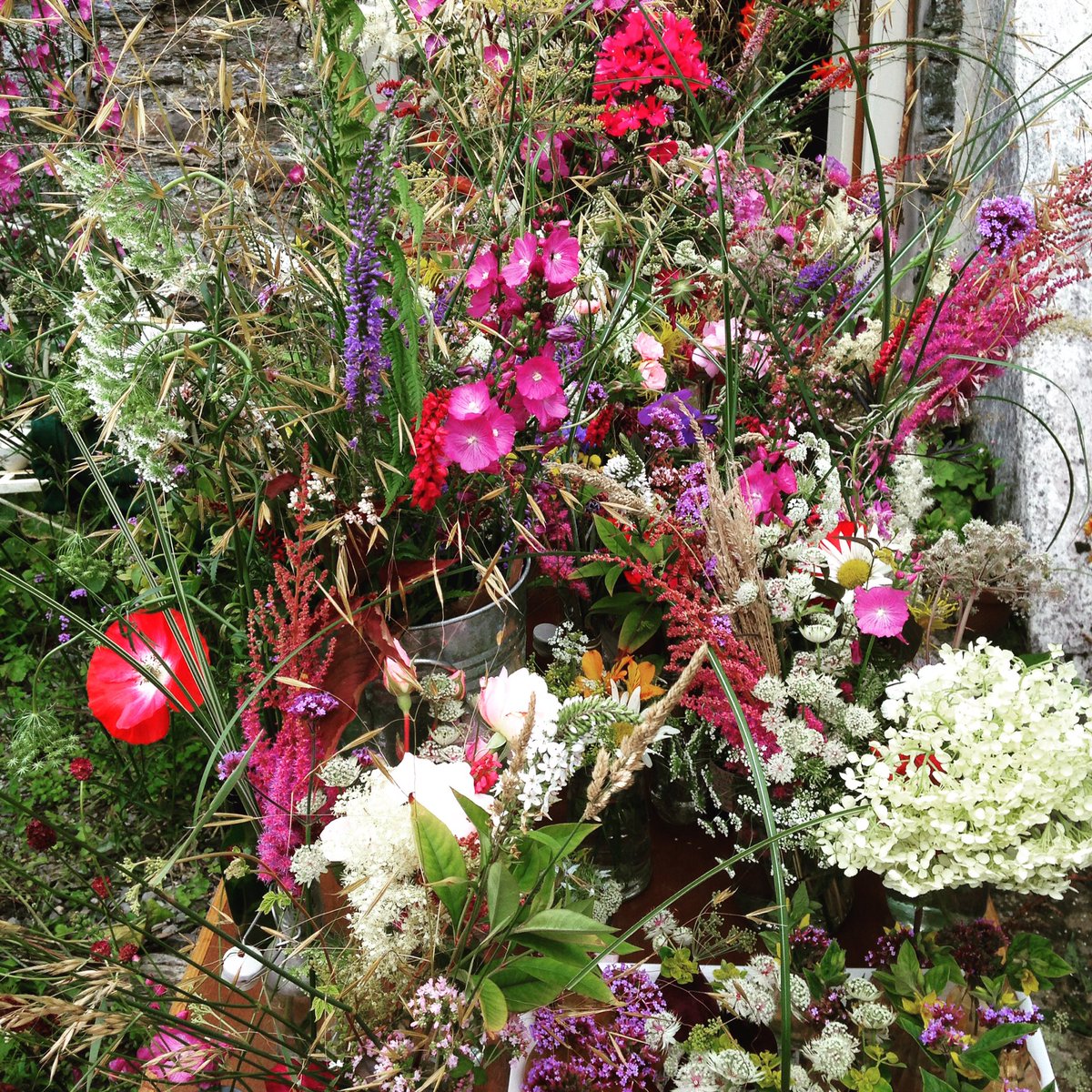 SandemanEvents's tweet image. #flowerarranging for a wedding #wildflowers #rusticwedding