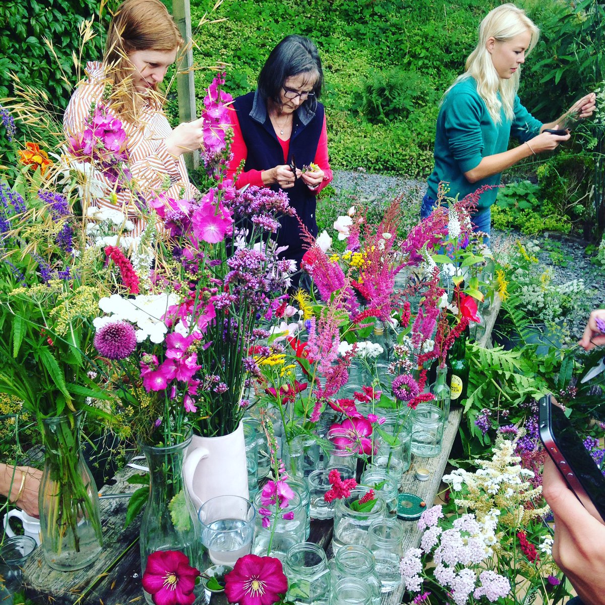 SandemanEvents's tweet image. #flowerarranging for a wedding #wildflowers #rusticwedding