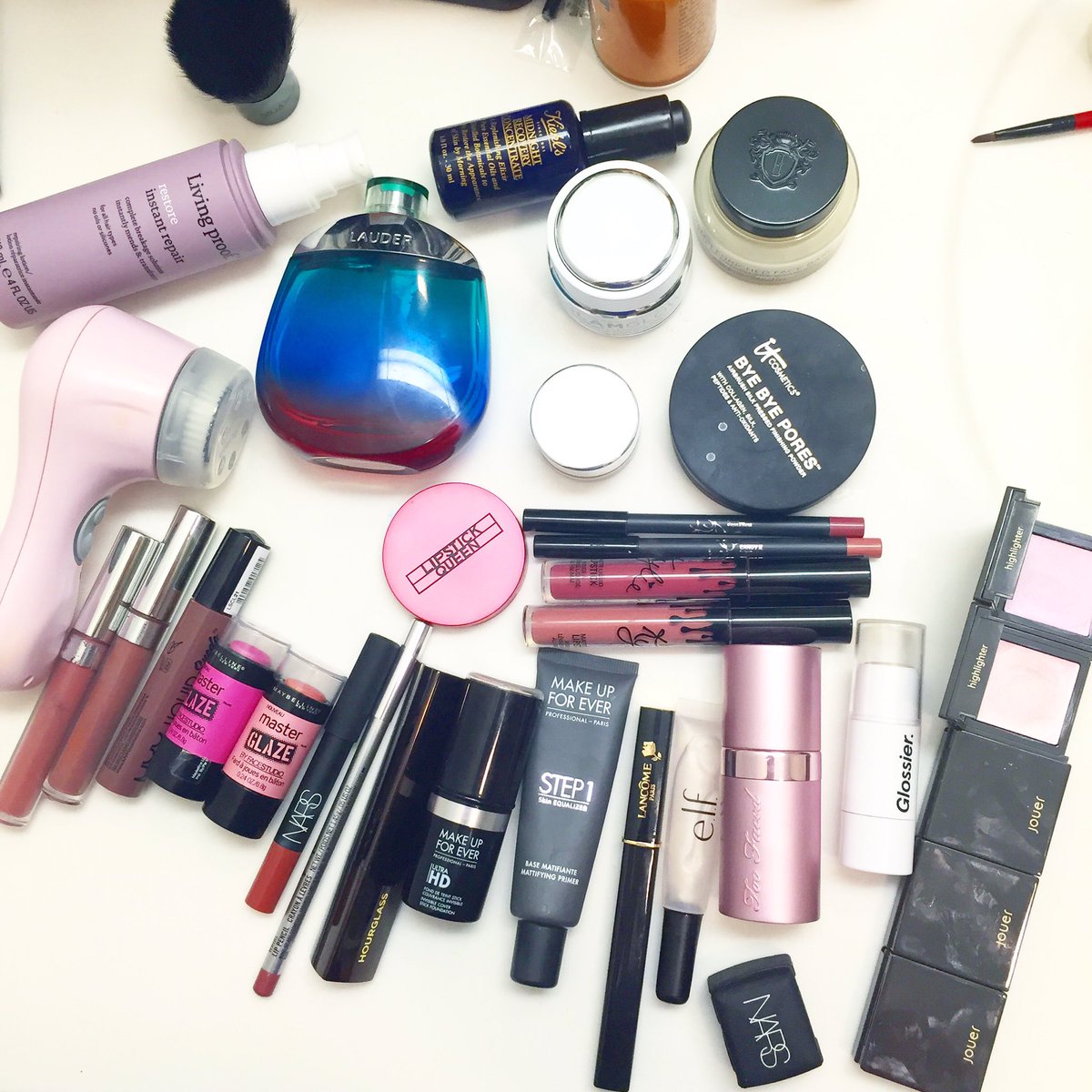 TynanBuck's tweet photo. Flying to New York for a week, here's all of the beauty I'm (over)packing. https://t.co/mZmPHwZysC