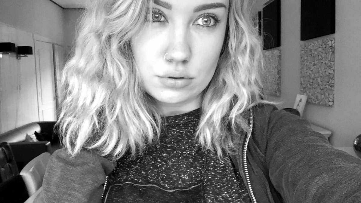 ashtonscuddlesx's tweet photo. frizzy hair, don't care. https://t.co/kMC18RcFI8
