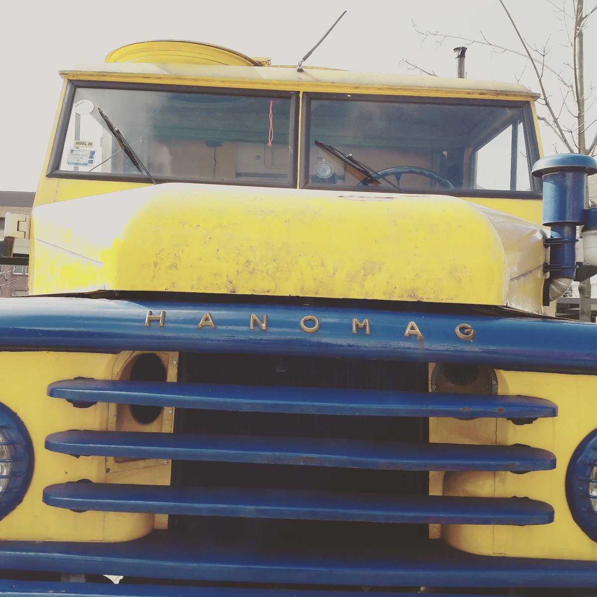 truck_escape's tweet photo. AUS DEM WEG! #Vorfahrt #truckescape #hanomag #oldtimer #trytoescape https://t.co/nsCuz319y6